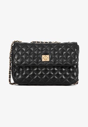 Zwarte gewatteerde neplederen crossbody tas met goudkleurige hardware, kettingriem en een voorflap met een decoratieve sluiting.