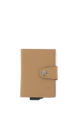 Portefeuille en cuir fauve avec fermeture à bouton-pression et une petite lettre B embossée dans le coin inférieur droit.