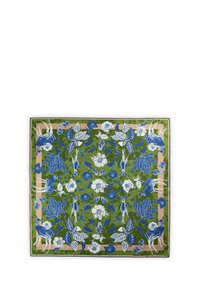 Floral zijden sjaal met blauwe en witte bloemen en dieren op een groene achtergrond, omzoomd met een perzikkleurige rand. Rechthoekige vorm.