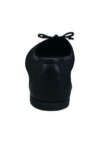 Schwarzer Schuh mit einem strukturierten Mesh-Obermaterial und einer glatten Lederferse, mit einer Schleifendetail oben, runder Zehenform und flacher Sohle.