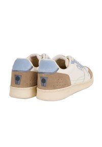Sneakers bianchi e beige con accenti blu. Presentano pannelli in suede, perforazioni per la traspirabilità e un logo sul tallone. Suola in gomma.