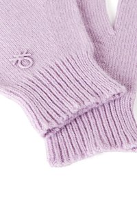 Pletené levandulové rukavice s ribovanými manžetami a detailem loga. Vyrobené z měkkého materiálu, s hladkým povrchem a příjemným střihem.