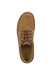 Hellbraune Lederschuhe mit rundem Zehenbereich, sieben Ösen und dunkelblauen Schnürsenkeln. Sie verfügen über weiße Ziernähte an den Seiten und eine gepolsterte Innensohle.