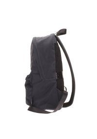 Zaino in nylon nero con pannello in rete testurizzata, forma rettangolare, spallacci imbottiti e tasca laterale. Design minimalista con dettagli di cucitura sottili.