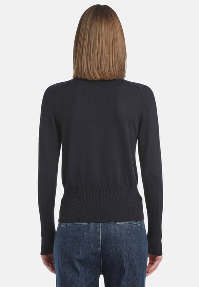 Marineblauer Strickpullover mit langen Ärmeln sowie Rippbündchen am Saum und an den Ärmelabschlüssen. Glatte Textur, tailliert und einfaches Design.