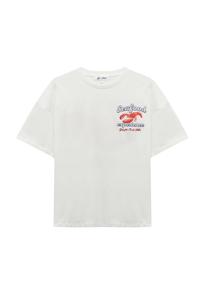 Hvid oversized t-shirt med et hummere grafisk design og teksten "Seafood experience" i blå og rød. Korte ærmer og rund halsudskæring.