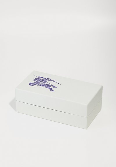 Cutie rectangulară albă cu capac balamale, având o ilustrație detaliată de culoare mov a unui călăreț pe capac. Textură netedă, design minimalist.