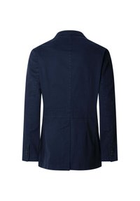 Blazer navy con una sola abertura, hombros estructurados y mangas largas. Presenta dos botones en los puños y una sutil textura vertical.