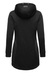 Fekete kapucnis hosszú kabát, textúrált anyagból készült. Lekerekített szegéllyel, bordázott mandzsettákkal és logóval ellátott folttal a hát felső részén.