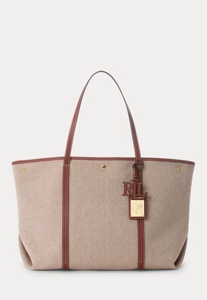 Beige og brun shopper taske med læderhåndtag, vertikal læderkant og påsat "RL" logo vedhæng med guldfarvet plade.