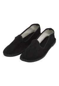 Scarpe slip-on in suede nero con profilo basso e morbida fodera interna. Presentano una suola in gomma intrecciata e nessun hardware o motivo visibile.