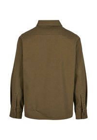 Cămașă de culoare verde măslinie, cu guler, mâneci lungi și manșete cu nasturi. Prezintă o textură de țesătură netedă și un spate tăiat drept.