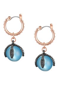 Pendientes de aro en oro rosa con una suave perla azul suspendida de un acento negro texturizado con pequeños detalles en piedra.