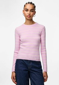 Ljusrosa ribbad långärmad tröja med vita horisontella ränder, rund halsringning och åtsittande design, kombinerad med mörkblå jeans.