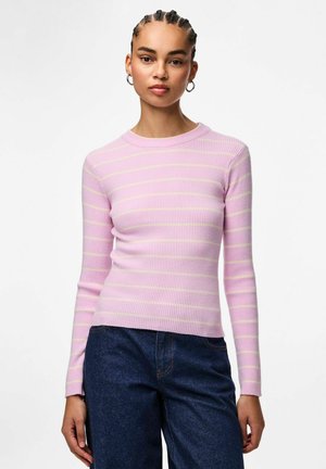 Top de punto acanalado de manga larga en rosa claro con rayas horizontales blancas, escote redondo y diseño ajustado, combinado con jeans de mezclilla azul oscuro.