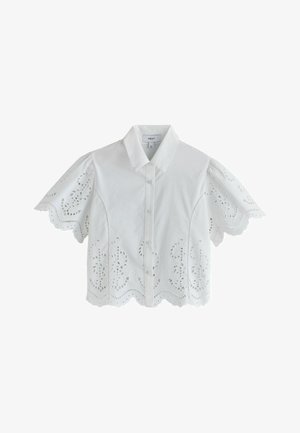 Biała koszula na guziki z krótkim rękawem, z ozdobnymi falbankami i haftem dziurkowym na rękawach oraz na dole.
