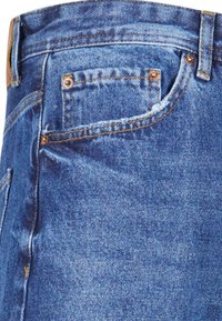 Pantalones vaqueros de denim azul con un diseño clásico de cinco bolsillos, remaches de cobre y una textura descolorida. Detalles de costura visibles por todo el pantalón.