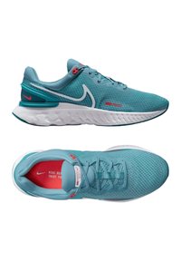 Scarpe sportive turchesi con tomaia in rete, suola intermedia bianca e dettagli rossi. Presentano il logo e chiusura con lacci per una vestibilità sicura.