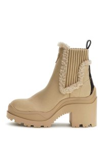 Beżowe botki za kostkę z fakturowanym sztucznym futrem i prążkowanym panelem. Masywna platforma z głębokim bieżnikiem. Boczna pętla do łatwego zakładania.