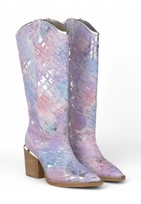 Botas de estilo western en tonos lavanda y con un degradado pastel, con acentos metálicos, patrón texturizado de cocodrilo, punta afilada y tacón de madera apilado.