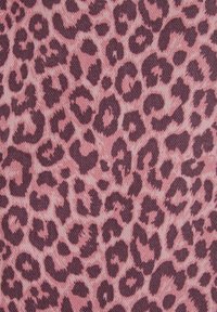 Tkanina s leopard uzorkom koja ima ružičastu pozadinu s tamnoljubičastim mrljama, prikazuje teksturirani tkanje za dodatnu dimenziju.