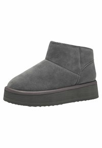 Bottine en suède gris avec un bout arrondi, un design minimaliste et une semelle en caoutchouc plate et striée, présentant un subtil détail de couture autour du dessus.