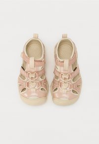 Pink Sandalen mit Obermaterial aus synthetischem Leder, offenem Design, Klettverschlüssen und strukturiertem Sohlen. Sie verfügen über eine Mischung aus glatten und glänzenden Materialien.