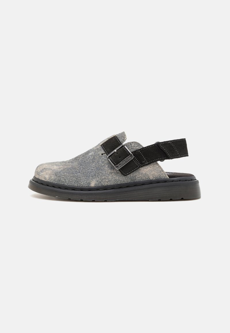 Mocasi de culoare gri, cu curea și cataramă din suede negru. Vârf rotunjit, talpă joasă, parte superioară texturată cu variații subtile de culoare. Talpa exterioară din cauciuc negru.