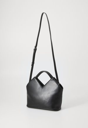 Borsa a tracolla nera in pelle con parte superiore a forma di V, tracolla removibile e doppi manici. Texture liscia, design minimalista.