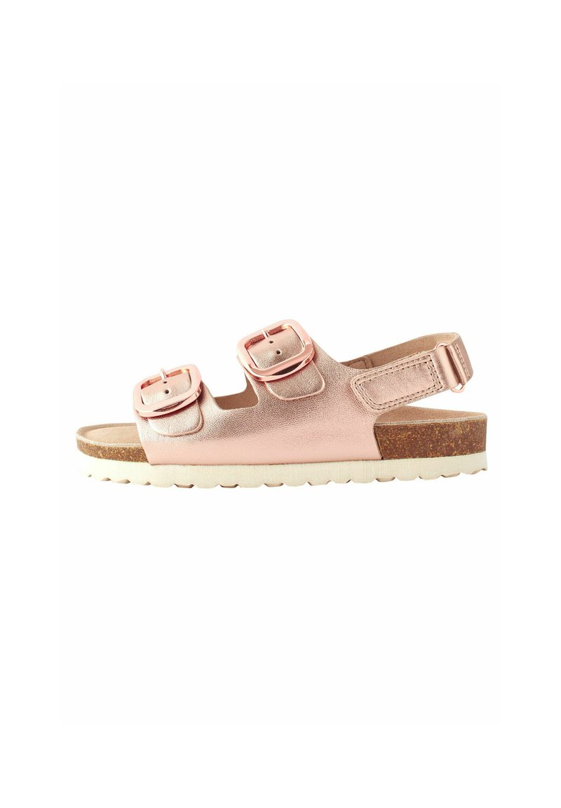 Ljust rosa metalliska sandaler med två justerbara spännen, korkfotbädd och vit gummisula. Öppen tå och baksida för andningsförmåga.