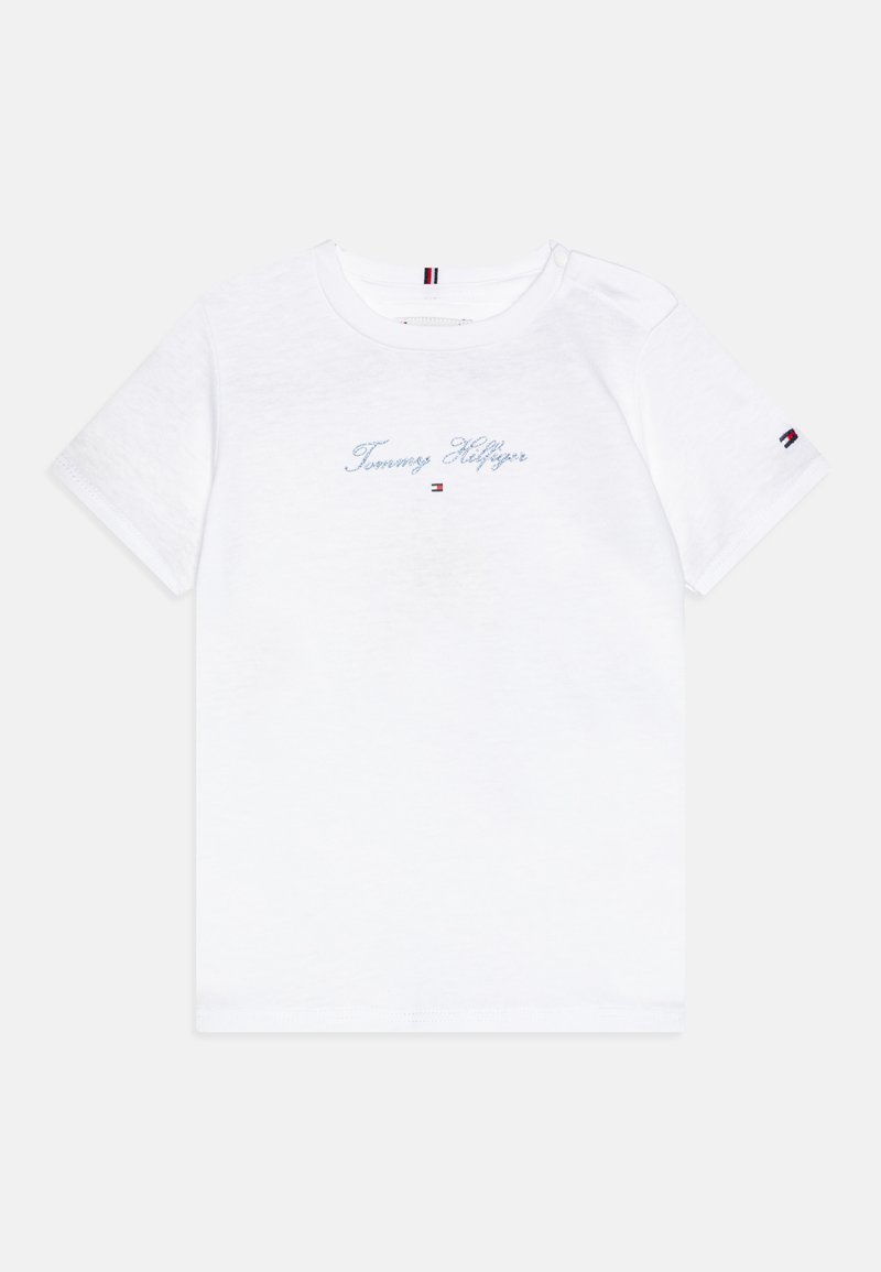 Biała bawełniana koszulka z krótkim rękawem, z niebieskim haftowanym logo 'Tommy Hilfiger' z przodu oraz małym logo na rękawie.