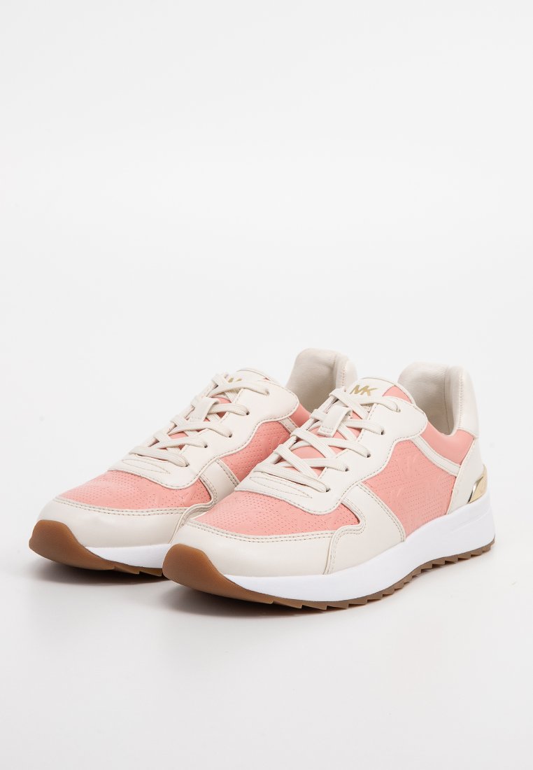 Baskets en mélange de matériaux rose doux et crème, avec un dessus texturé, une semelle blanche et des accents dorés. Design classique à lacets.
