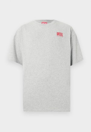 Šedé bavlněné tričko s kulatým výstřihem a krátkými rukávy. Na hrudi má malý červený nápis „DIESEL“. Hladká textura.