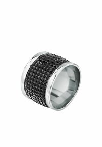Anello largo con una fascia in argento lucido e un'inserto in pietra nera testurizzata, evidenziato da bordi in argento lisci.