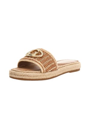 Sandalia beige tejida tipo slide con suela trenzada y hebilla dorada en forma de corazón en la correa ancha, estilo abierto y fácil de poner.