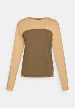 Chemise à manches longues avec une partie supérieure beige et une partie inférieure vert olive foncé. Tissu doux et texturé avec des coutures d'épaule contrastantes.