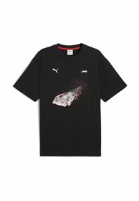 Sort bomulds t-shirt med et grafisk motiv af en racerbils med pink accenter og splatter-design; inkluderer Puma og Formel 1 logoer.