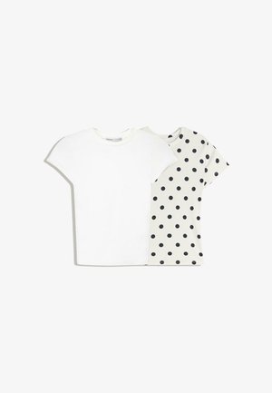 Dve bavlnené tričká: jedno čisté biele, druhé svetlo béžové s čiernymi bodkami. Obe majú krátke rukávy a okrúhly výstrih.