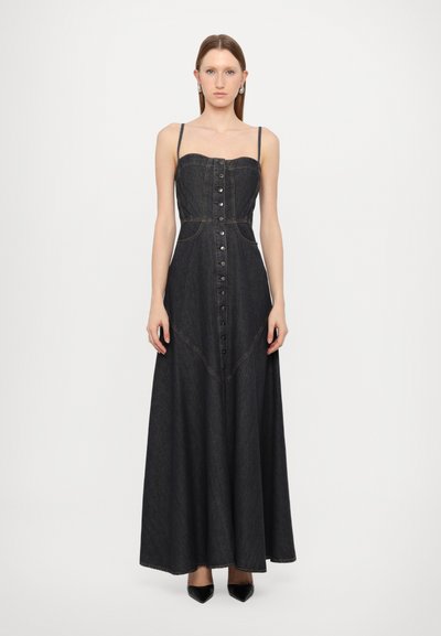 Rochie maxi din denim de culoare albastră închisă, cu un bust ajustat, deschidere cu butoane, bretele subțiri și cusături verticale. Dispune de o fustă evazată și cusături în contrast.