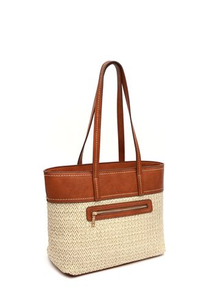 Pruunist nahast detailidega beež kudumiskott pikkade sangade ja esiküljel tõmblukuga taskuga valgel taustal.