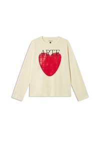 Crème kleurige t-shirt met lange mouwen, voorzien van een grote, glanzende rode hartafbeelding en zwarte tekst met de woorden "ARTE." Gemaakt van zacht materiaal.