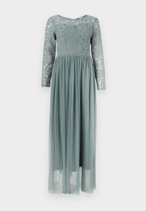 Longue robe bleu poussiéreux avec corsage en dentelle et manches, présentant une jupe transparente froncée s'étendant jusqu'au sol.