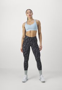 Nike Performance INDY BRA - Sports-BH-er med mye støtte - light armory blue