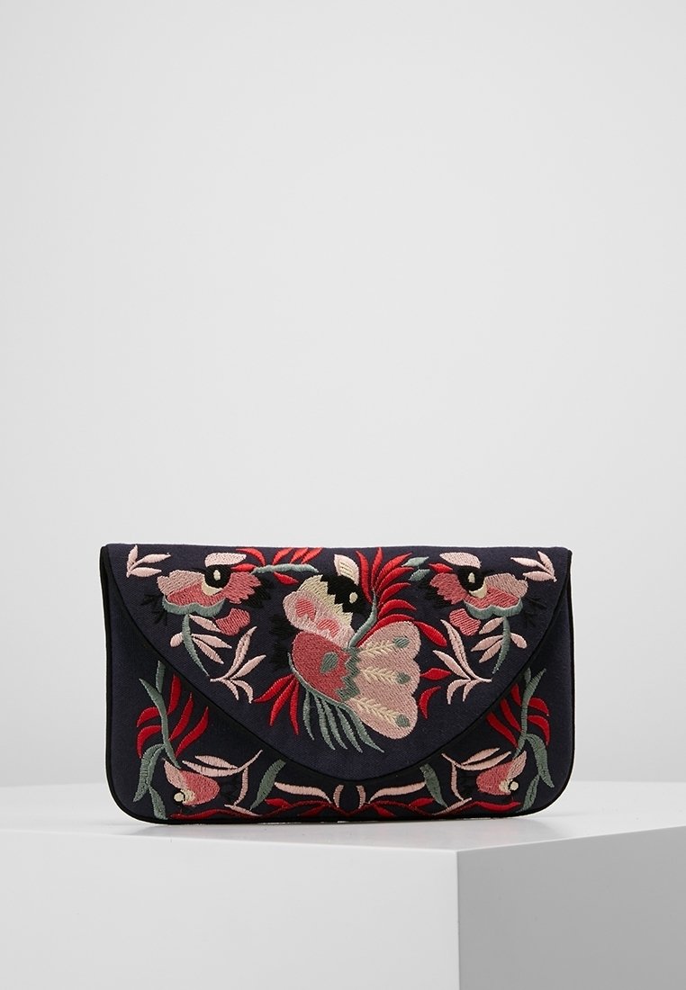 Navy kankaan clutch, jossa on kukkakuviointi vaaleanpunaisella, punaisella ja vihreällä. Ominaisuuksiin kuuluu kirjeen muotoinen läppä ja sileä pinta.