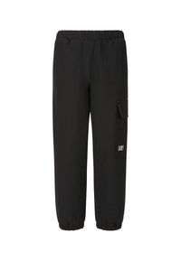 Zwarte cargobroek met een elastische tailleband, tapers bij de enkels, zijzak en logodetail, gemaakt van een gladde, lichte stof.