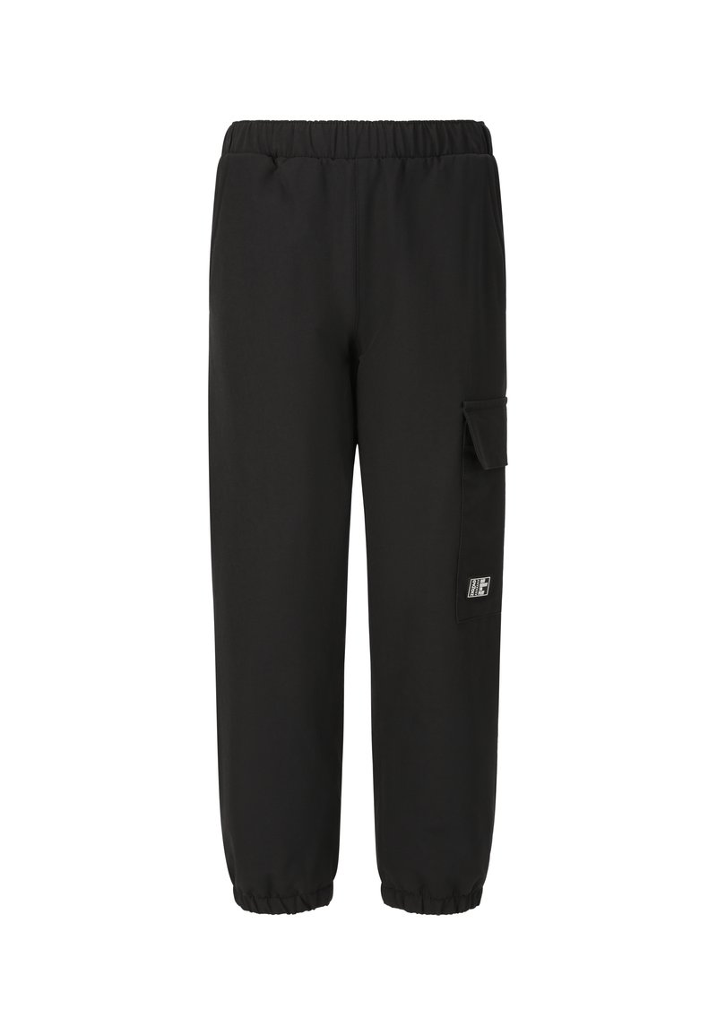 Zwarte cargobroek met een elastische tailleband, tapers bij de enkels, zijzak en logodetail, gemaakt van een gladde, lichte stof.