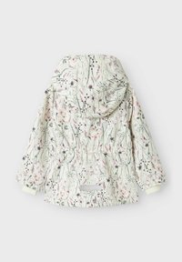 Giacca leggera a fantasia floreale, sfondo bianco con fiori verdi, rosa e viola; presenta un cappuccio e vita ed elastici ai polsi.