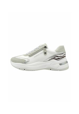 Sneaker bianco e grigio che presenta un mix di materiali lisci e testurizzati, chiusura frontale con zip e un motivo a strisce argentate sul tallone.