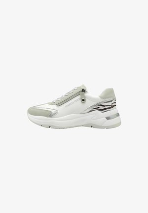 Weiße und graue Sneaker mit einer Mischung aus glatten und strukturierten Materialien, einem Front-Reißverschluss und einem silbernen Streifenmuster an der Ferse.
