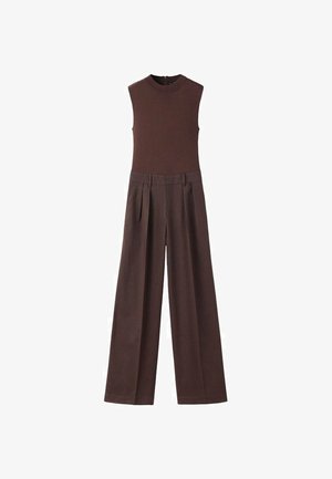 Brun ærmeløs jumpsuit med høj halsudskæring. Har brede, plisserede bukser og ribbet struktur på den øverste del. Enkel design uden synlig hardware.